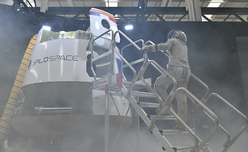 Momento de la presentacin de la cpsula LINCE, en el que un astronauta simulado entra en ella.